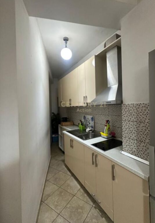 Shitet Apartament 1+1 me Verandë