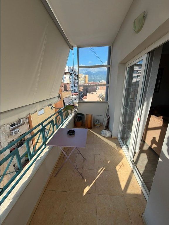 Apartament 2+1 me ballkon për qira – Rruga e Barrikadave