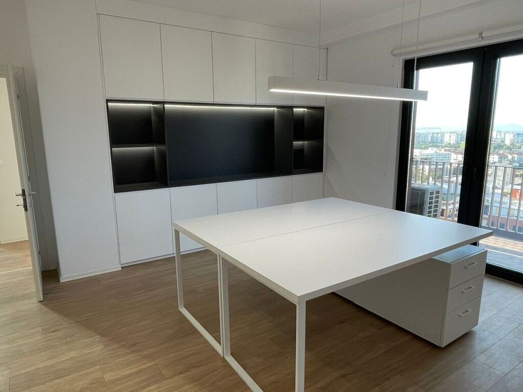 🏢 Ufficio in affitto nel Garden Building – Via Kavaja, Tirana 📍