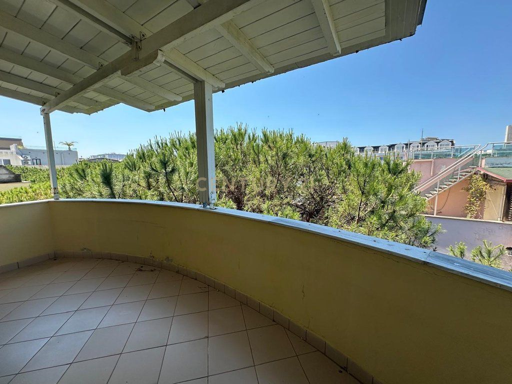 WE SELL A 279M2 ROOF IN GOLEM 100 METERS FROM THE SEA !