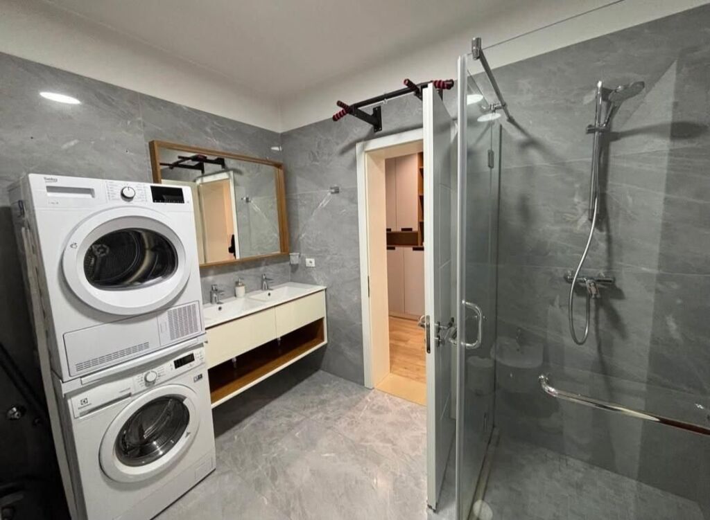 Jepet me qera studio apartament goxha e bollshme dhe e mirë organizuar.