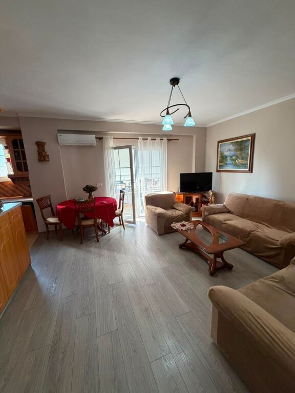 Appartamento 2+1 con balcone in affitto – Via Barricade, vicino alla scuola “Lidhja e Prizrenit”