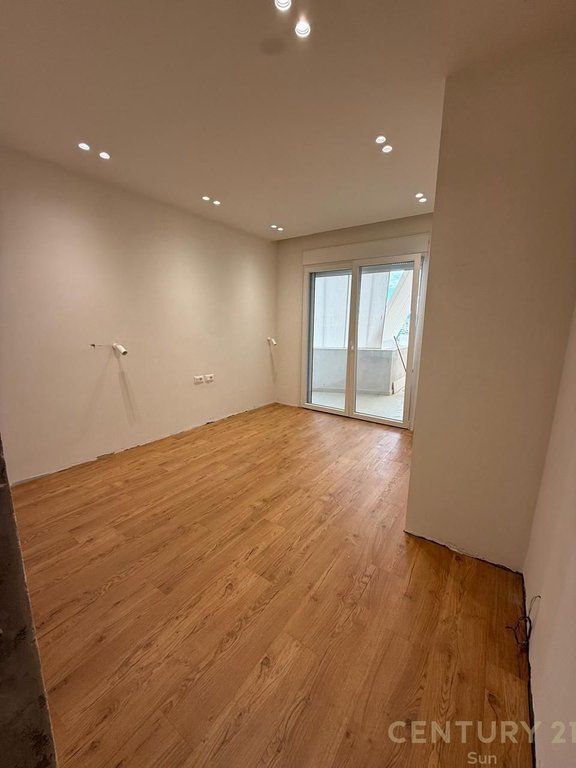 APARTAMENT 2+1+2 ME QIRA PER ZYRA, TEK ISH-EKSPOZITA, TIRANE! 1,300 € /Muaj