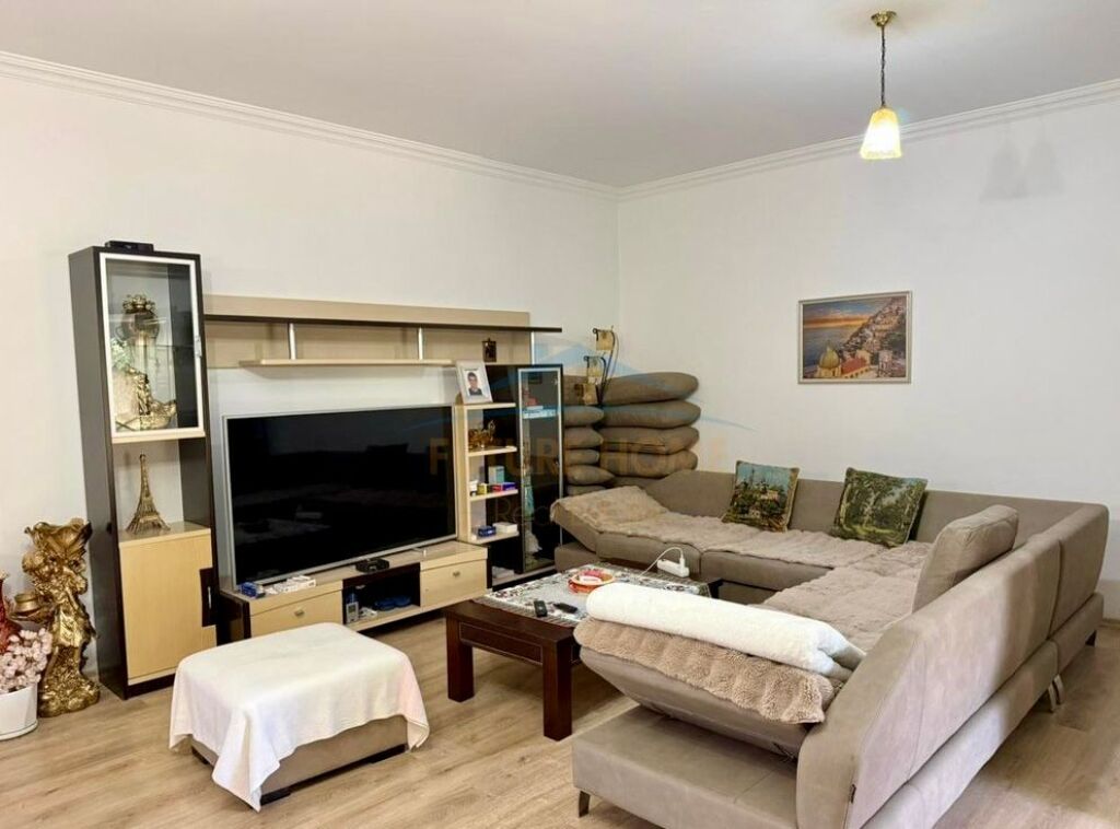 Shitet, Apartament 2+1+2, Liqeni