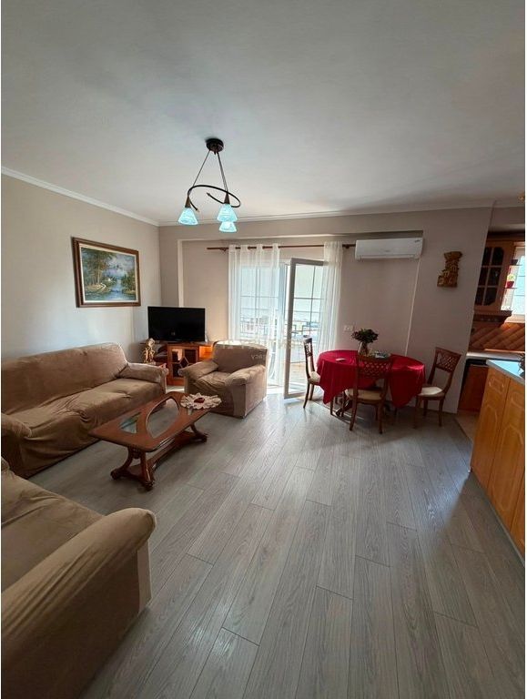 Apartament 2+1 me ballkon për qira – Rruga e Barrikadave