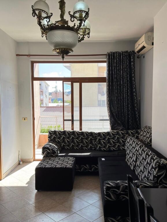 Shitet apartament ne Misto Mame