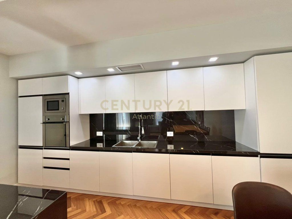 EXCLUSIVE ! SHITET APARTAMET LUXURY 2+1+2 TUALETE + 80M2 VERANDE DHE 1 GARAZHD NE PLAZH ILIRIA DURRES !