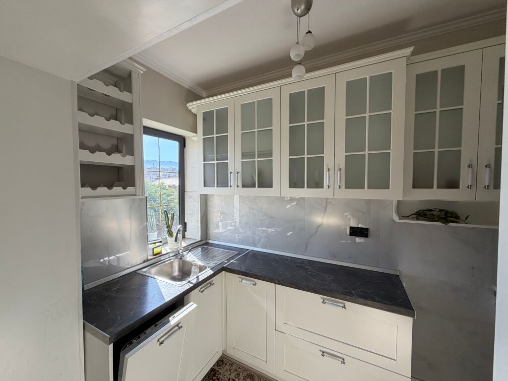 Jepet me qira apartament 2+1  📍 Ndodhet te Rruga Fortuzi, pranë qendrës.  * Tipologjia: 2+1 * Kati: 4 * Pallat pa ashensor * Plotësisht i mobiluar * Zonë e favorshme dhe me akses të lehtë në qendër  💶 Çmimi: 600 € / muaj  Për më shumë informacion ose për vizitë në pronë, kontaktoni.