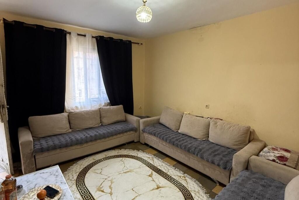 Tek Shkolla Kuqe Shitet Apartament 1+1 Me Lokacion Perfekt!