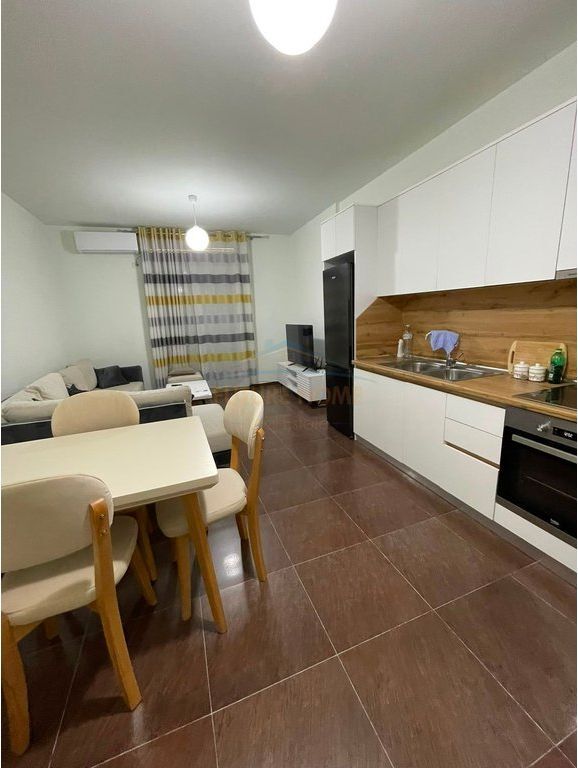 Shitet, Apartament 2+1+Verandë, Vila e Zogut, Durrës.