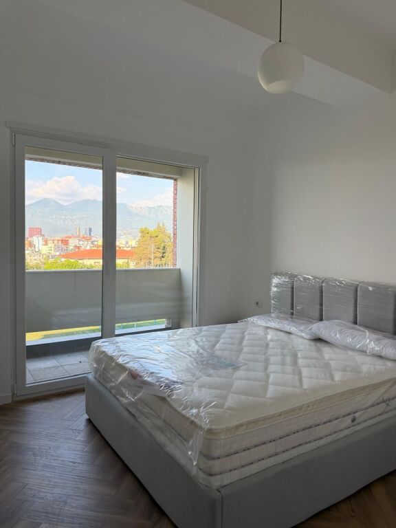 Jepet me qera apartament 1+1 + post parkimi tek Golden Park