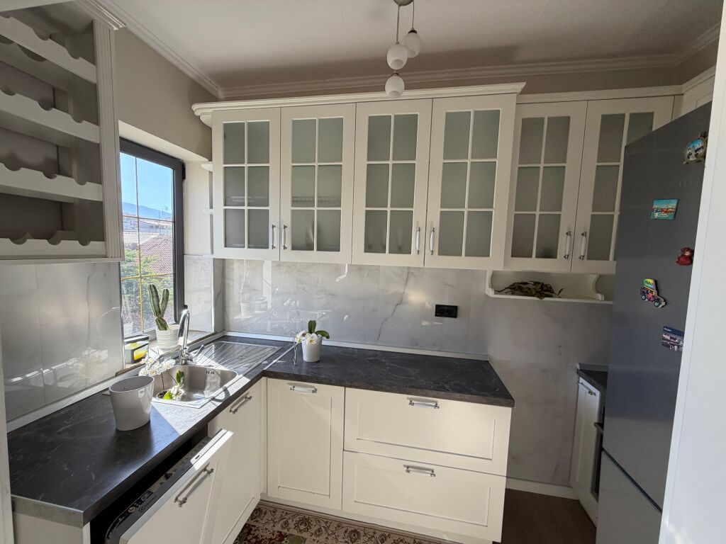 Jepet me qira apartament 2+1  📍 Ndodhet te Rruga Fortuzi, pranë qendrës.  * Tipologjia: 2+1 * Kati: 4 * Pallat pa ashensor * Plotësisht i mobiluar * Zonë e favorshme dhe me akses të lehtë në qendër  💶 Çmimi: 600 € / muaj  Për më shumë informacion ose për vizitë në pronë, kontaktoni.