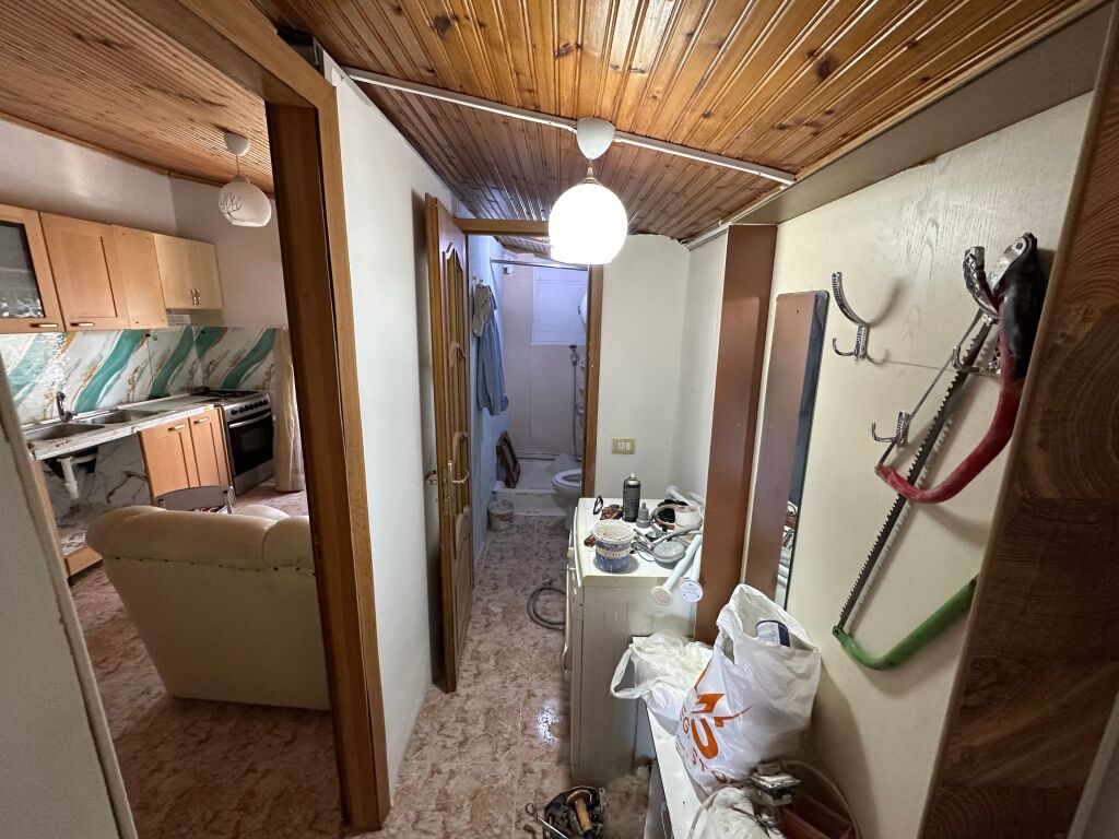 Appartamento 1+1 in affitto a Komuna e Parisit
