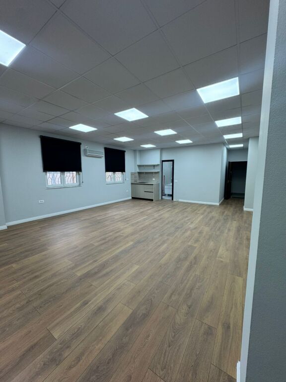 🏢 Zyrë me Qira në Qendër të Tiranës – Përballë Toptanit