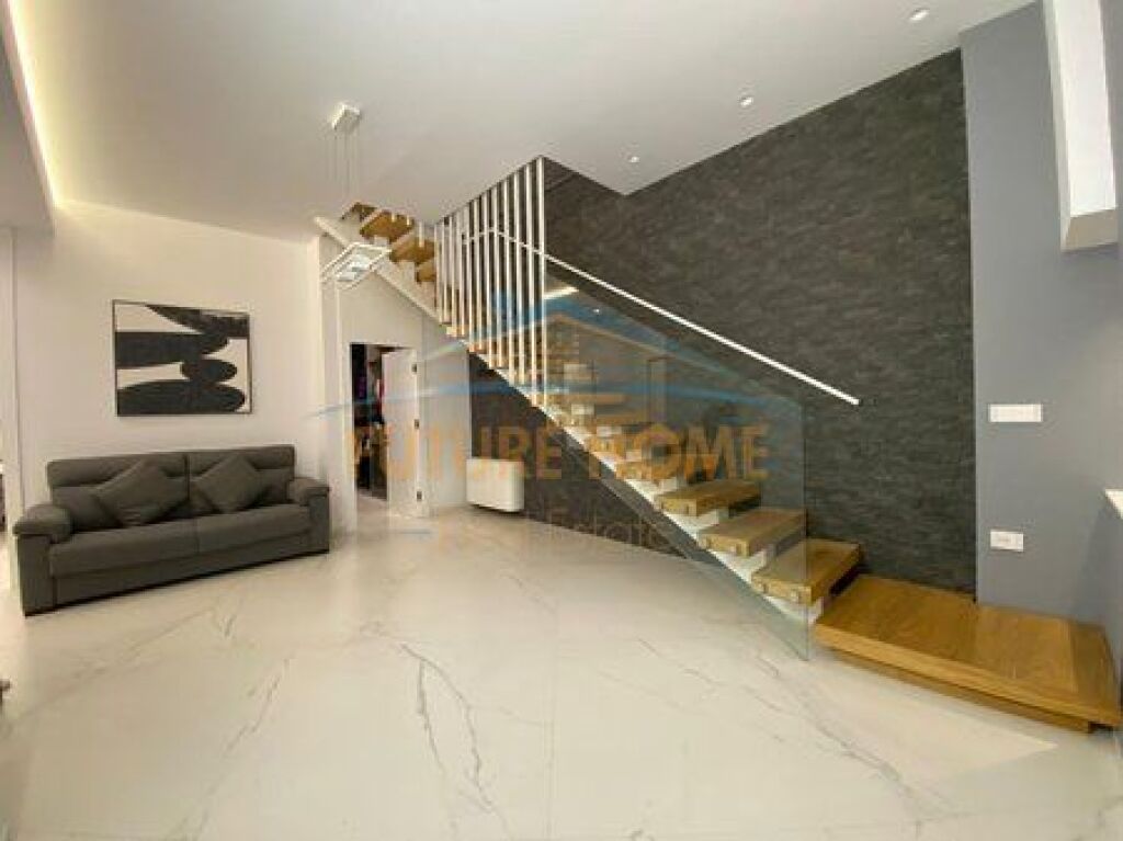 In vendita, Triplex 4+1+3+4 Posti Auto, Grey Stone Residence, Lago Asciutto