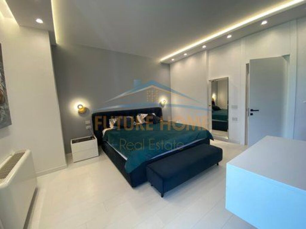In vendita, Triplex 4+1+3+4 Posti Auto, Grey Stone Residence, Lago Asciutto