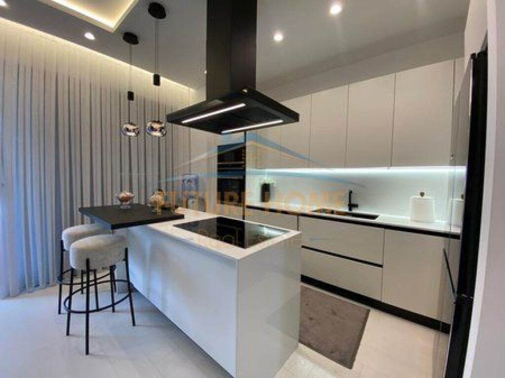In vendita, Triplex 4+1+3+4 Posti Auto, Grey Stone Residence, Lago Asciutto