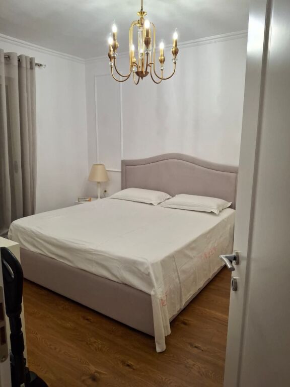 Shitet apartament 2+1+2B në Laprak mbrapa  restorant Loft