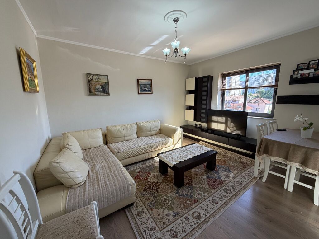 Jepet me qira apartament 2+1  📍 Ndodhet te Rruga Fortuzi, pranë qendrës.  * Tipologjia: 2+1 * Kati: 4 * Pallat pa ashensor * Plotësisht i mobiluar * Zonë e favorshme dhe me akses të lehtë në qendër  💶 Çmimi: 600 € / muaj  Për më shumë informacion ose për vizitë në pronë, kontaktoni.