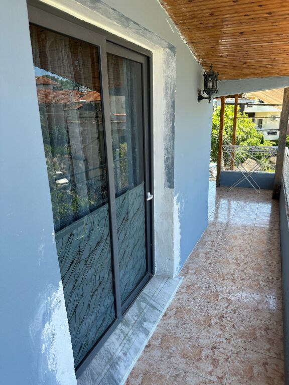 Appartamento 1+1 in affitto a Komuna e Parisit
