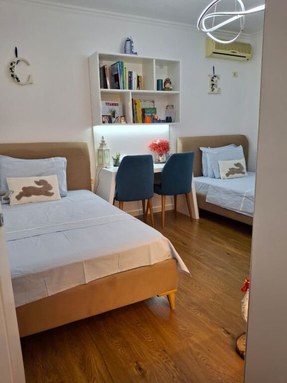 Shitet apartament 2+1+2B në Laprak mbrapa  restorant Loft
