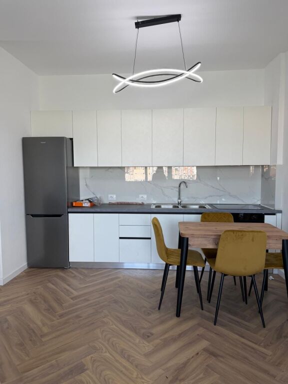 Jepet me qera apartament 1+1 + post parkimi tek Golden Park