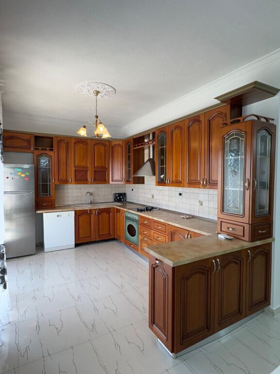 🏠Ne zonen e Saukut,prane Club Cinco Cavalli jepet me qera kati i III-te i nje vile 2+1,i mobiluar.50,000Leke