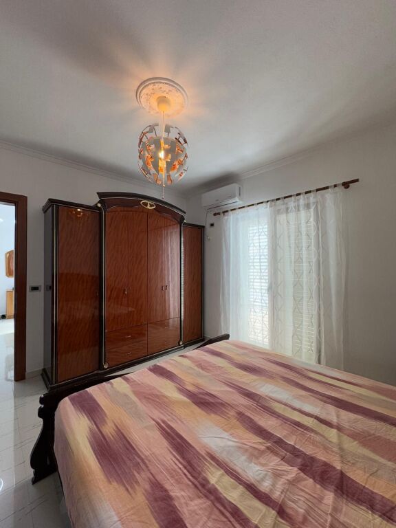 🏠Ne zonen e Saukut,prane Club Cinco Cavalli jepet me qera kati i III-te i nje vile 2+1,i mobiluar.50,000Leke