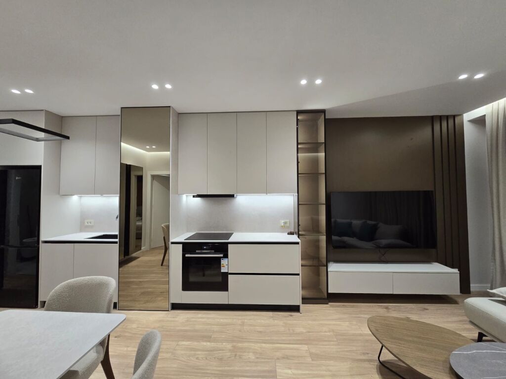 Jepet me qira apartament 2+1 tek Golden Tower  📍 Në një rezidencë moderne dhe të mirëadministruar.  ▪️ Sipërfaqe: 104 m² ▪️ Kati 6 ▪️ Post parkimi i përfshirë në katin -2 ▪️ Apartament i pabanuar më parë ▪️ Ambiente të bollshme dhe ndriçim natyral  💶 Çmimi: 1,500 € / muaj  