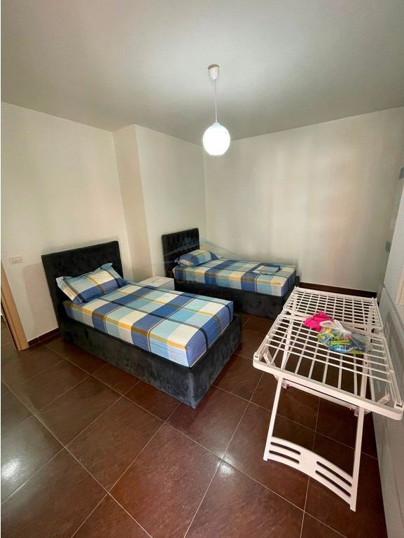 Shitet, Apartament 2+1+Verandë, Vila e Zogut, Durrës.