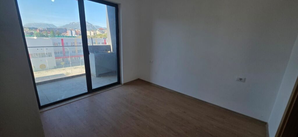 Shitet Apartament 2+1+2 te Rr. 5 maj/ ne fund te 5 majit
