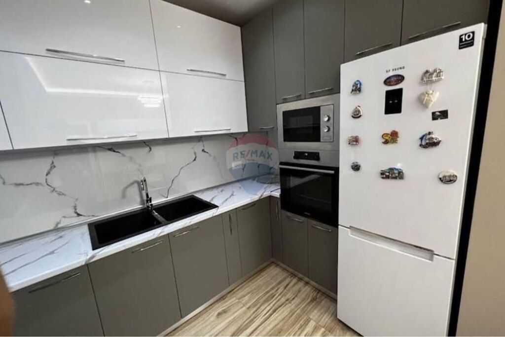 Jepet me Qira Apartament 2+1+2 në Qendër