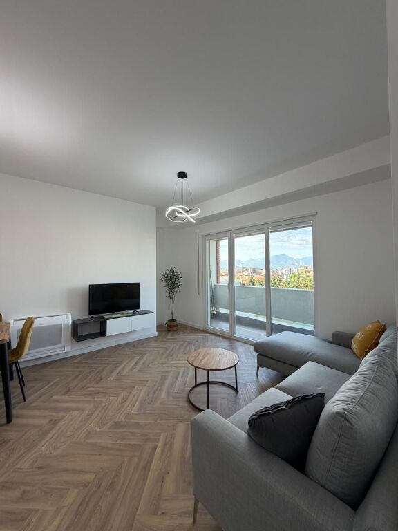 Jepet me qera apartament 1+1 + post parkimi tek Golden Park