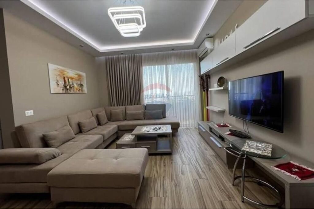 Jepet me Qira Apartament 2+1+2 në Qendër