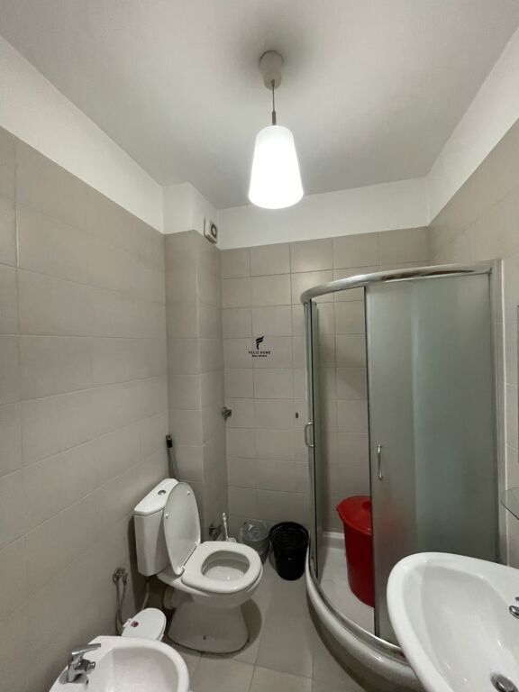APARTAMENT ME QERA 2+1 PAZARI I RI 60.000 LEKE FH-77676