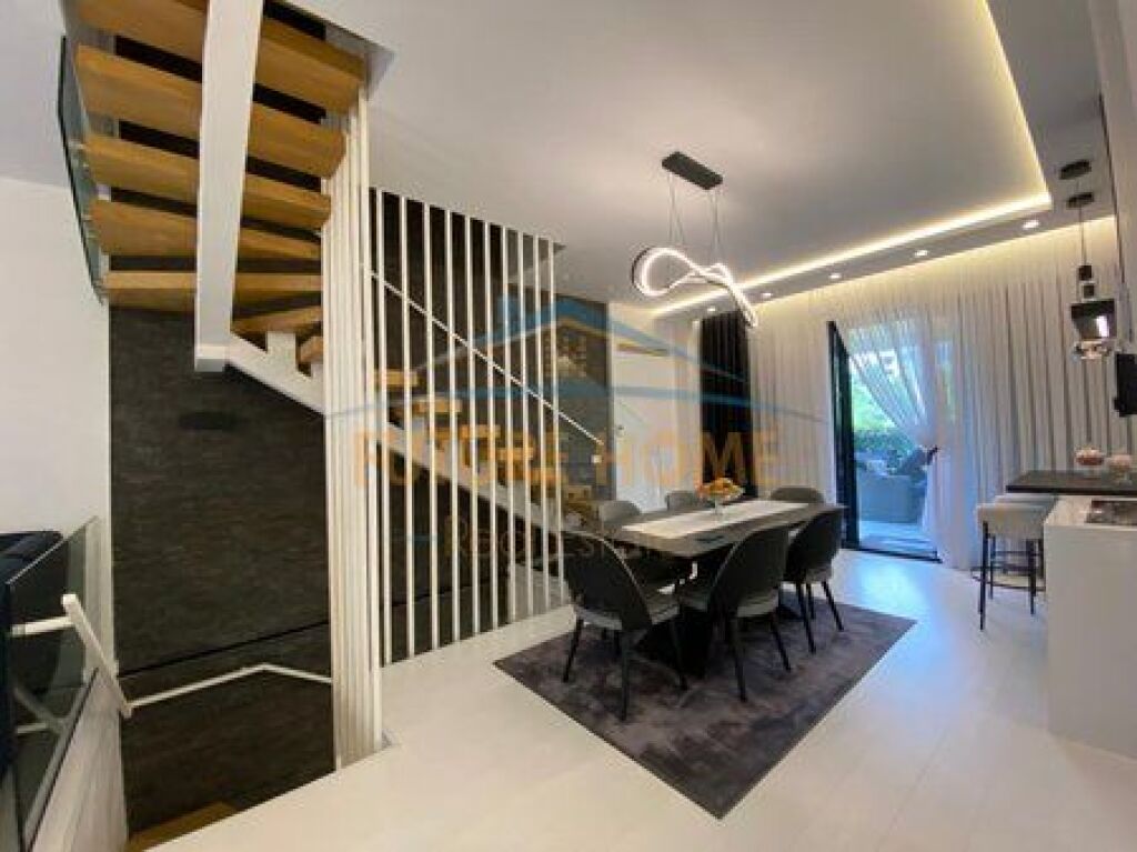 In vendita, Triplex 4+1+3+4 Posti Auto, Grey Stone Residence, Lago Asciutto