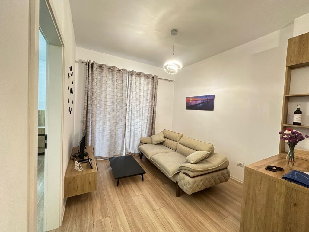 🏡 Jepet me qira apartament 1+1  📍 Jordan Misja, Kompleksi Kontakt  ✔️ Sipërfaqe 60 m² ✔️ Me ballkon ✔️ Pallat i ri me 2 ashensorë ✔️ Ambient i mobiluar dhe i organizuar mirë  💰 Qiraja: 450€/muaj  📞 Për më shumë informacion ose për një vizitë në pronë, kontakto