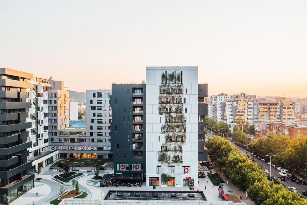 Apartament 3+1 + 2 poste parkimi me hipoteke per shitje tek square 21