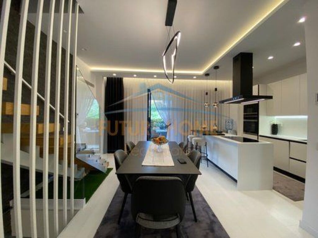 In vendita, Triplex 4+1+3+4 Posti Auto, Grey Stone Residence, Lago Asciutto