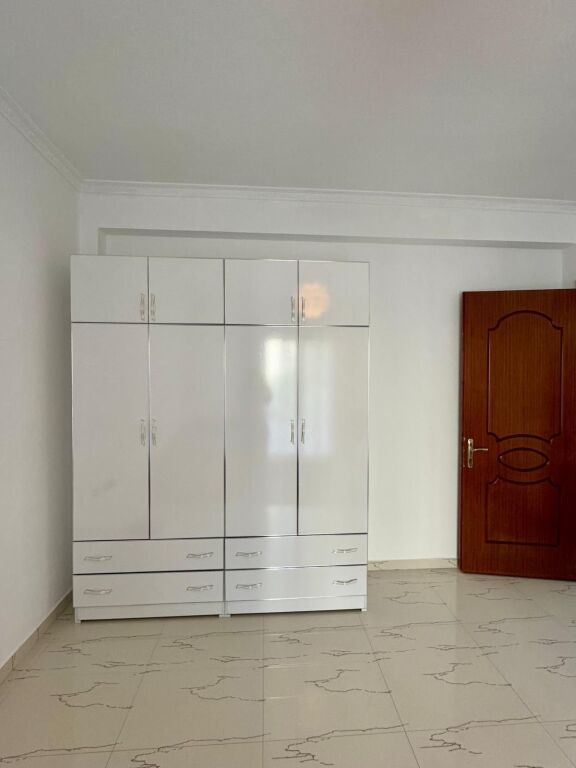 🏠Ne zonen e Saukut,prane Club Cinco Cavalli jepet me qera kati i III-te i nje vile 2+1,i mobiluar.50,000Leke