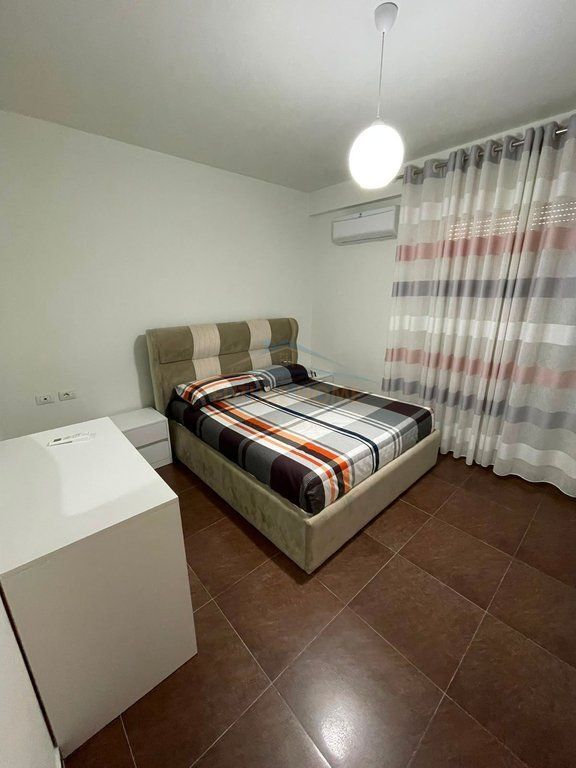 Shitet, Apartament 2+1+Verandë, Vila e Zogut, Durrës.
