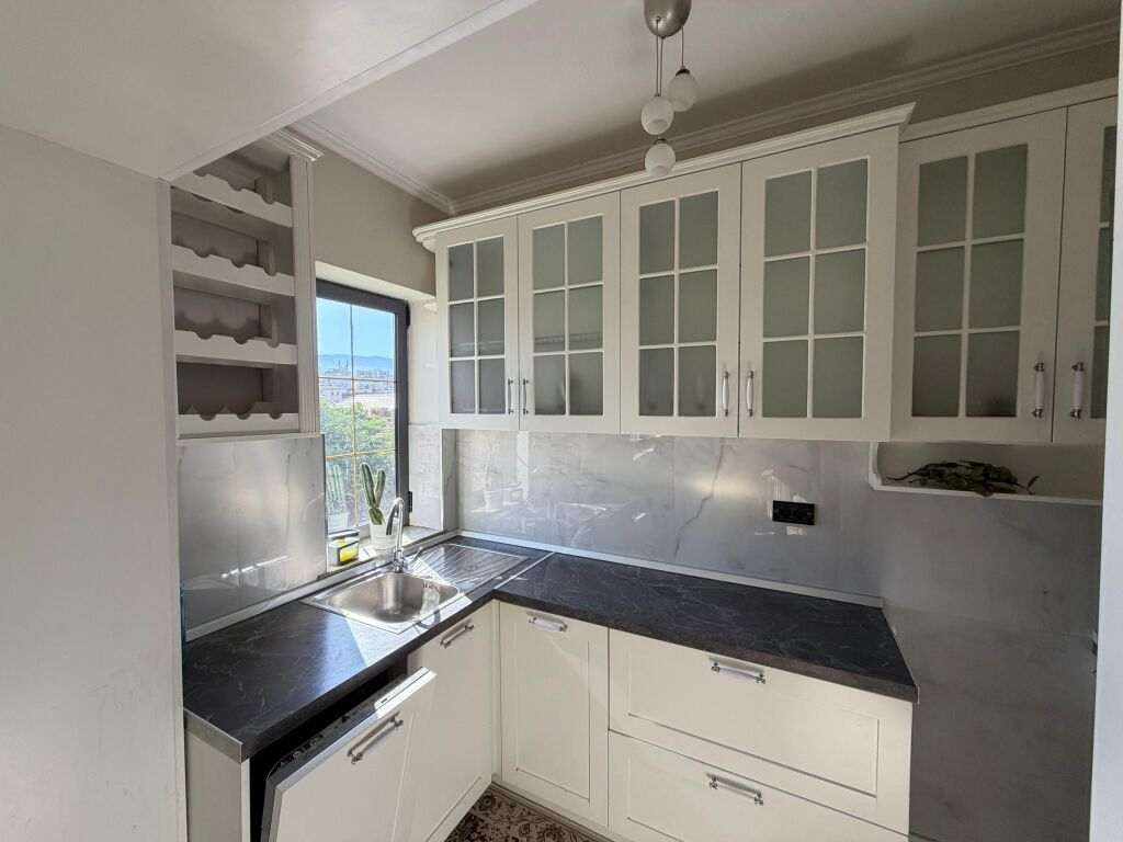 Jepet me qira apartament 2+1  📍Rruga Fortuzi, pranë qendrës.