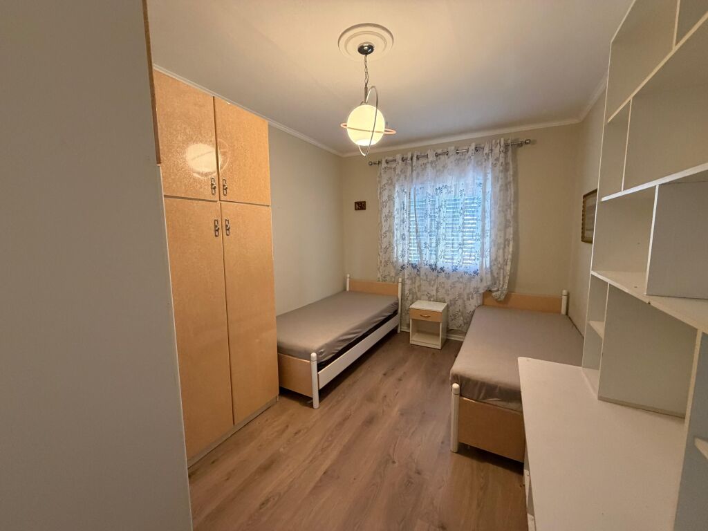 Jepet me qira apartament 2+1  📍Rruga Fortuzi, pranë qendrës.