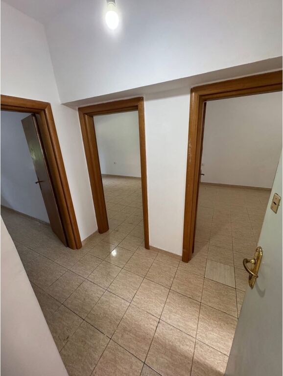 Shesim 2+1 te Brryli buze rruge ideal per biznes