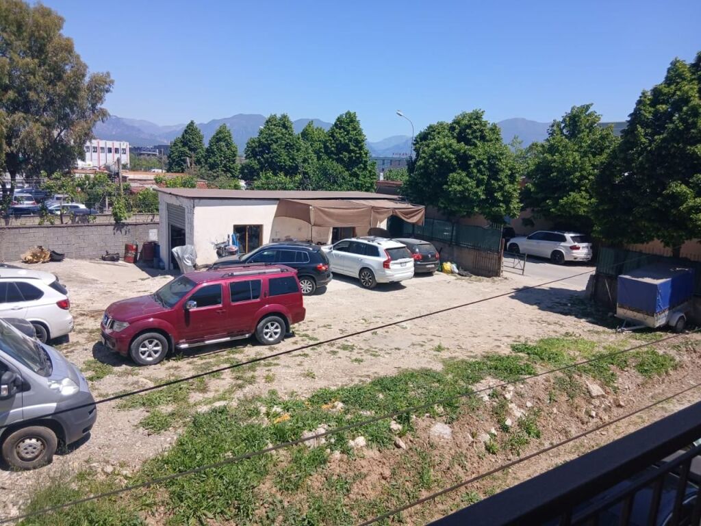 Jepet me qera Servis Makinash tek Rruga dytesore Autostrada Tirane / Durres