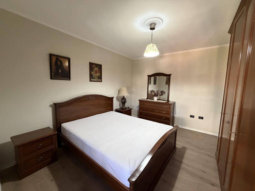 Jepet me qira apartament 2+1  📍 Ndodhet te Rruga Fortuzi, pranë qendrës.  * Tipologjia: 2+1 * Kati: 4 * Pallat pa ashensor * Plotësisht i mobiluar * Zonë e favorshme dhe me akses të lehtë në qendër  💶 Çmimi: 600 € / muaj  Për më shumë informacion ose për vizitë në pronë, kontaktoni.