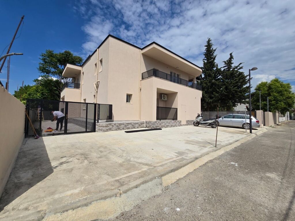 Jepet shtepi private 2 kateshe me qera tek Casa Italia