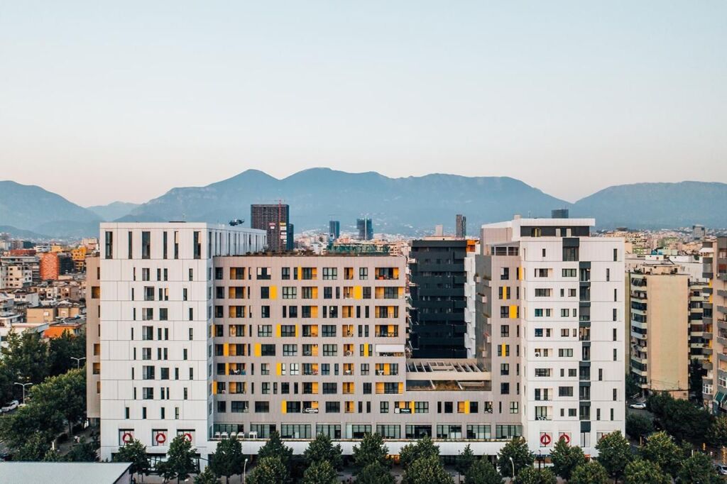 Apartament 3+1 + 2 poste parkimi me hipoteke per shitje tek square 21