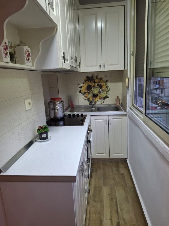 Shitet apartament 2+1+2B në Laprak mbrapa  restorant Loft