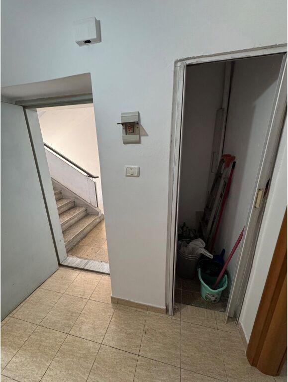 Shesim 2+1 te Brryli buze rruge ideal per biznes